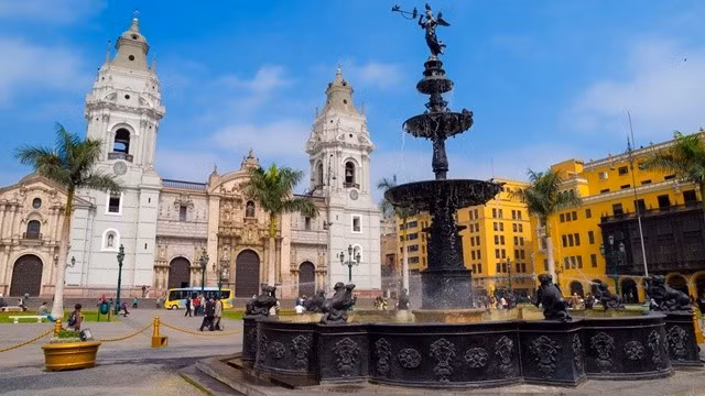 Bi mat ben trong thanh pho 600 nam qua duong nhu khong mua