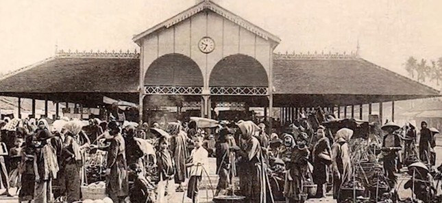 Một số hình ảnh tư liệu chợ Thủ Dầu Một xưa: Cảnh mua, bán hàng hóa trước chợ ngày xưa