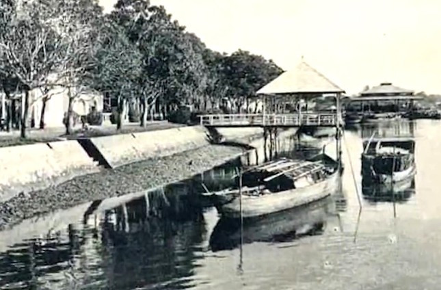 Thuyền chở hàng hóa đến chợ bên sông Sài Gòn