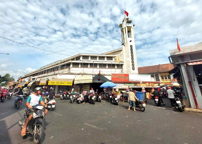 Năm 1889, tỉnh Thủ Dầu Một (nay là thành phố Thủ Dầu Một, tỉnh Bình Dương) được thành lập, chợ Phú Cường trở thành chợ tỉnh Thủ Dầu Một. Từ đó, cái tên chợ “Thủ” hay chợ “Đất Thủ” trở nên quen thuộc của người dân miền Đông Nam Bộ.