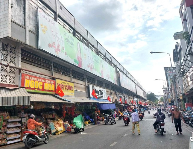 Vào những năm người Pháp kéo đến xâm chiếm toàn bộ vùng đất “Nam kỳ lục tỉnh”, nhận thấy việc đầu tư vào chợ có lợi rất lớn nên thực dân Pháp đã cải tạo lại toàn bộ chợ này, kiến trúc chợ tuy được mô phỏng theo kiểu các ngôi chợ truyền thống cổ xưa ở đất nước Pháp nhưng vẫn còn giữ nguyên vị trí của chợ từ thuở sơ khai.