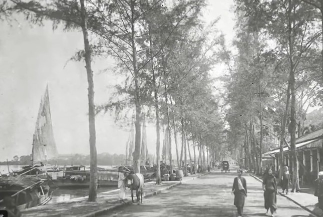 Hàng hóa cập bến ở sông Sài Gòn để đưa vào chợ lúc còn hoang sơ