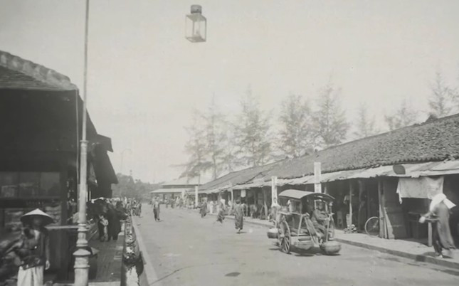 Khu vực bên hông phải của chợ ngày xưa