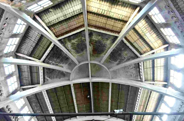 Đại diện chính quyền thành phố Thủ Dầu Một cho hay, chợ lâu năm đã xuống cấp. Theo phân quyền của UBND tỉnh, trách nhiệm cấp phép chủ trương xây dựng chợ Thủ Dầu Một thuộc quyền của UBND thành phố. Tới đây, Công ty Cổ phần Thương mại - Dịch vụ đầu tư Thủ Dầu Một sẽ được giao đầu tư tu sửa chợ để đảm bảo an toàn.