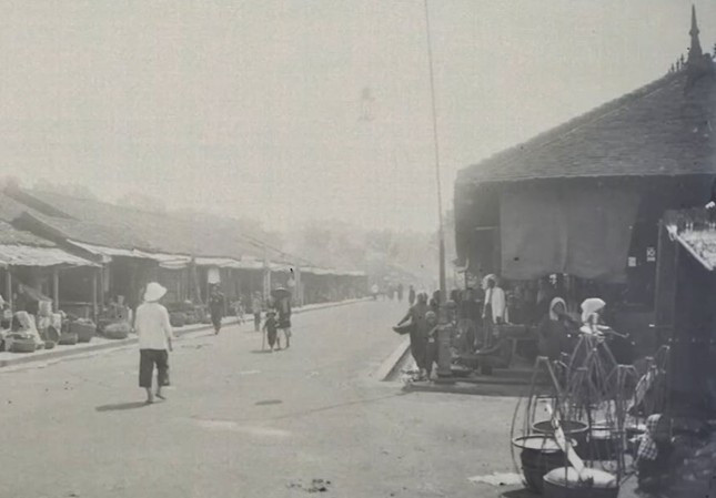Khu vực bên hông trái của chợ ngày xưa