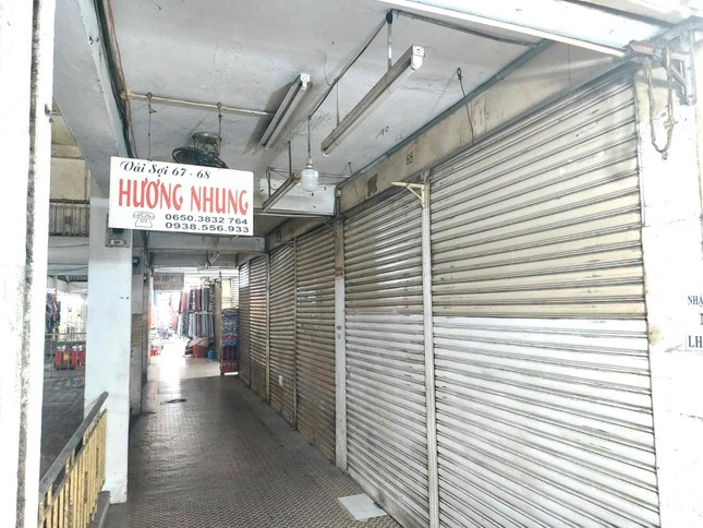 Lãnh đạo thành phố Thủ Dầu Một, cho biết từ năm 2012, UBND tỉnh có quyết định về việc chuyển giao cho Công ty Cổ phần Thương mại - Dịch vụ đầu tư Thủ Dầu Một quản lý, đầu tư xây dựng và kinh doanh chợ. Đây là chợ hạng 1 có tổng diện tích đất sử dụng 8.595,7m2. Hiện nay, bên trong chợ có hơn 50 hộ kinh doanh song rất vắng khách.