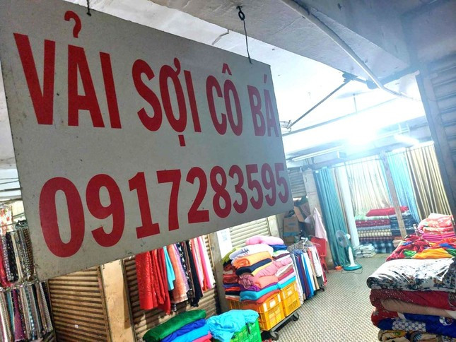 Chợ được xây dựng theo kiểu hình chữ nhật gồm ba căn nhà tách biệt nhau: Căn nhà đầu tiên được xây dựng một trệt một lầu, được gọi là khu Thương Xá, phân chia thành nhiều sạp bày bán các mặt hàng như: Vải sợi, quần áo, đồ trang sức…