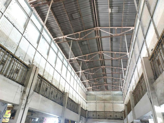 Ông Nguyễn Thanh Bình, Giám đốc Công ty Cổ phần Thương mại - Dịch vụ đầu tư Thủ Dầu Một, cho biết việc tu sửa chợ theo phương án thiết kế hướng bảo tồn nét kiến trúc cổ của chợ vòm, chợ đồng hồ; nâng cao chợ để có tầng hầm để xe, đưa tất cả hàng hóa vào trong chợ nhằm bảo đảm công tác chỉnh trang đô thị. Đại diện doanh nghiệp cho biết, đang tập trung chuẩn bị chứng minh nguồn lực tài chính khoảng 200 tỷ đồng (30% kinh phí xây dựng) để xin phép thủ tục đầu tư xây dựng, nâng cấp chợ Thủ Dầu Một.