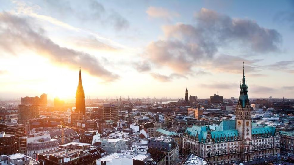  7. Hamburg: Là thành phố lớn thứ 3 ở châu Âu, Hamburg có bến cảng nổi tiếng thế giới, lịch sử văn hóa phong phú, kiến trúc ấn tượng và cuộc sống về đêm sôi động khiến nơi đây trở thành thành phố được nhiều du khách yêu thích.