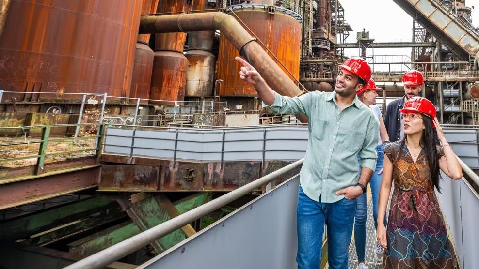  3. Dortmund: Được coi là trung tâm văn hóa của vùng Ruhr, Dortmund chủ yếu được biết đến với than, thép và bia cách đây 50 năm. Ngày nay, nơi này đã phát triển thành một trung tâm công nghệ lớn với khung cảnh văn hóa sống động và di sản thể thao phong phú được trưng bày tại Bảo tàng Bóng đá Đức.