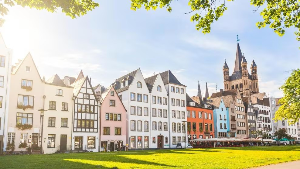  2. Cologne: Cologne là một thành phố có lịch sử phong phú, nằm bên sông Rhine và là nơi sinh sống của hơn 1 triệu dân. Đây cũng là địa danh được ghé thăm nhiều nhất ở Đức, nổi bật là Nhà thờ lớn Saint Peter - Di sản Thế giới được UNESCO công nhận.