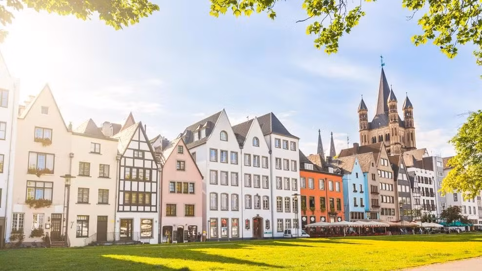 2. Cologne: Cologne là một thành phố có lịch sử phong phú, nằm bên sông Rhine và là nơi sinh sống của hơn 1 triệu dân. Đây cũng là địa danh được ghé thăm nhiều nhất ở Đức, nổi bật là Nhà thờ lớn Saint Peter - Di sản Thế giới được UNESCO công nhận.