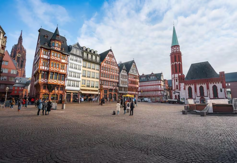  5. Frankfurt: Là trung tâm thương mại và tài chính toàn cầu nằm bên bờ sông Main, Frankfurt là thành phố lớn thứ 5 của Đức. Đường chân trời khác biệt đã mang lại cho nơi này biệt danh 'Mainhattan'.