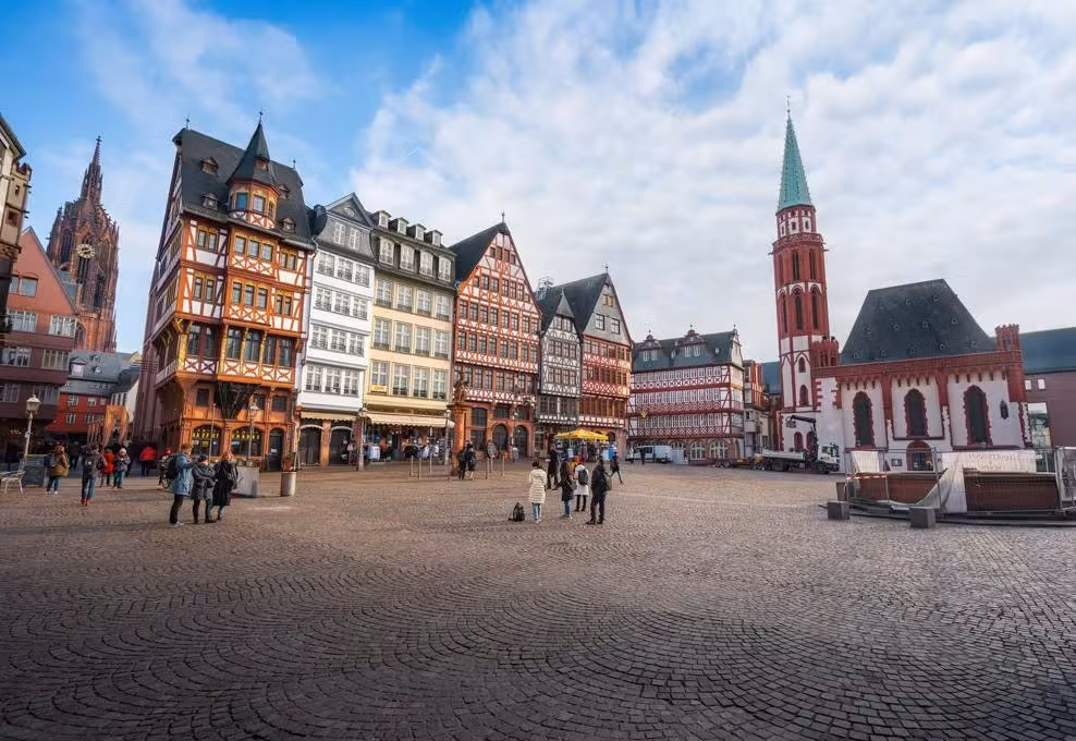  5. Frankfurt: Là trung tâm thương mại và tài chính toàn cầu nằm bên bờ sông Main, Frankfurt là thành phố lớn thứ 5 của Đức. Đường chân trời khác biệt đã mang lại cho nơi này biệt danh 'Mainhattan'.