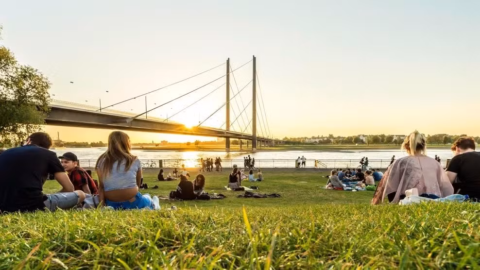  4. Düsseldorf: Thủ phủ của bang North Rhine-Westphalia, Düsseldorf có 650.000 dân và hơn 250 quán bia và nhà hàng ở phố cổ, nơi được mệnh danh là 'quán bar dài nhất thế giới'.