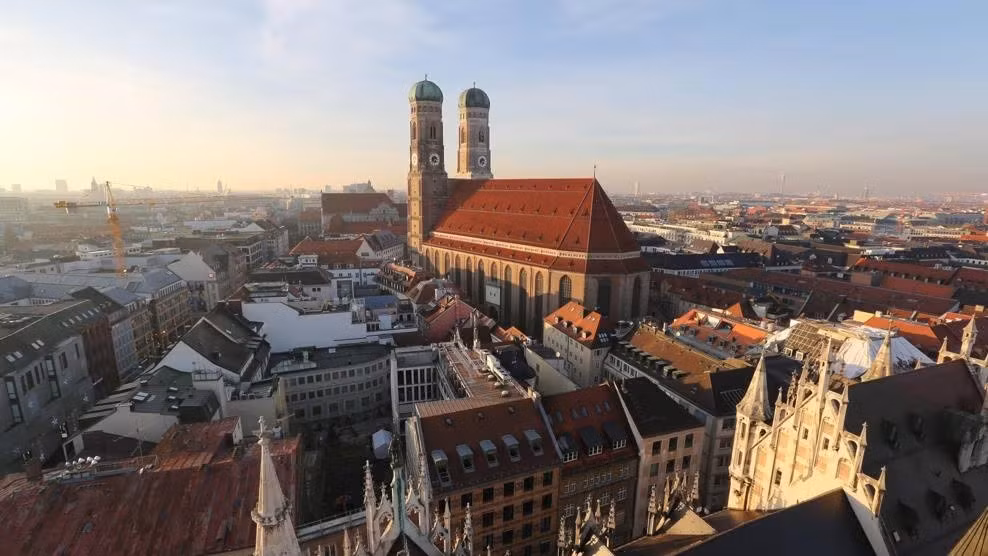  9. München: Là nơi sinh sống của khoảng 1,6 triệu người, Munich là thành phố lớn thứ 3 của Đức và là điểm đậm chất lịch sử, phòng trưng bày nghệ thuật, công viên và vườn bia.