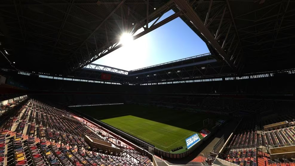 Mặc dù nơi này có diện tích nhỏ nhưng vẫn có sức chứa hơn 40.000 chỗ ngồi, hiện là sân nhà của đội Fortuna Düsseldorf. Nơi diễn ra các trận đấu tại Euro 2024: Đấu trường Düsseldorf