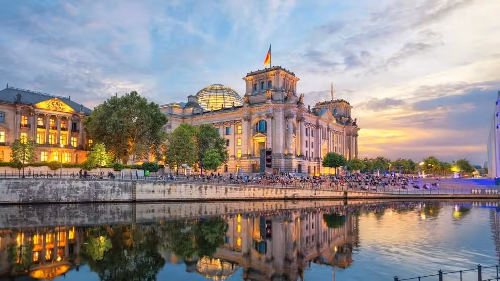  1. Berlin: Berlin là một trong những địa điểm tham quan thú vị và hàng đầu ở Đức. Các địa điểm ở đây đều nhuốm màu lịch sử, đậm bản sắc văn hoá dân tộc, điển hình như cổng Brandenburg và tháp truyền hình cao 368m, mang đến tầm nhìn bao quát cả thành phố từ đài quan sát.