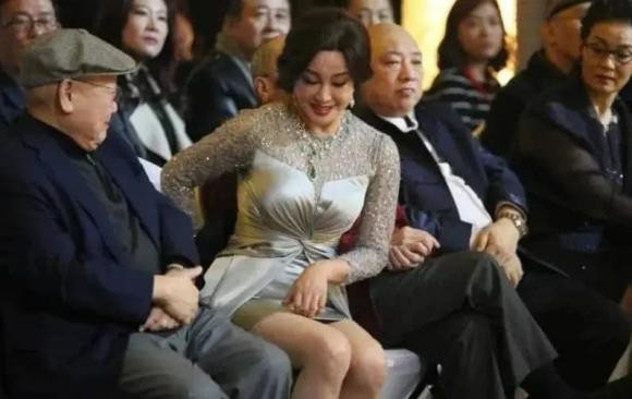 Vì vậy, phụ nữ phải chú ý đến việc lựa chọn ăn mặc phù hợp và tươm tất ở các sự kiện. Việc chọn trang phục phù hợp sẽ tôn lên khí chất, vẻ trưởng thành, ổn định và thanh lịch hơn.