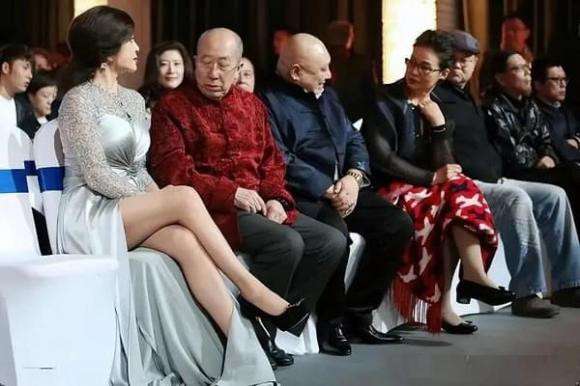 Có thể thấy bộ váy xanh xám bó sát của Lưu Hiểu Khánh quả thực nổi bật và không phù hợp đối với một sự kiện trang trọng như vậy. Đồng thời thiết kế xẻ tà cao này của nữ diễn viên cũng quá bắt mắt và lộ liễu giữa đám đông. So với những bộ trang phục đơn giản, thanh lịch của những nữ minh tinh cùng tuổi, chiếc váy ren xẻ cao phần tà dưới mà Lưu Hiểu Khánh diện trông khá táo bạo. Đây cũng là lý do khiến nam đồng nghiệp ngồi bên cạnh cô không thể không bị thu hút.