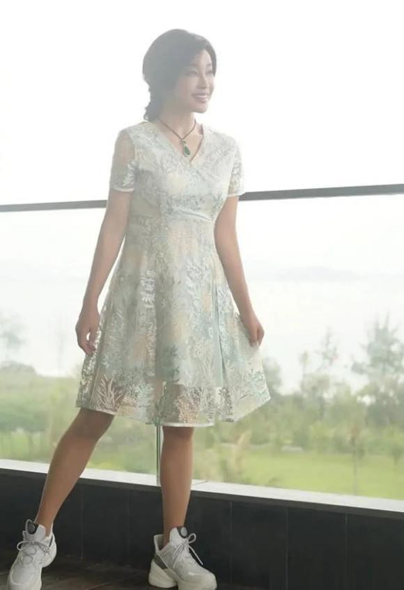 Kiểu tóc bồng bềnh của Lưu Hiểu Khánh cũng là một trong những bí quyết giúp cô có vẻ ngoài trẻ trung. Vì vậy, khi gội và sấy tóc, bạn nên cố gắng sấy khô chân tóc, điều này sẽ khiến tóc bạn trông dày và phong cách tự nhiên, làm cho bạn trông trẻ hơn.