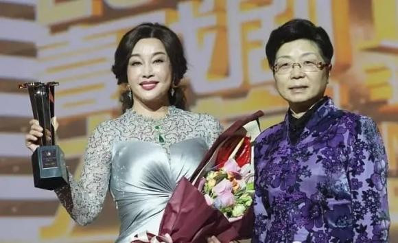 Tuy nhiên, nhìn tổng thể, chiếc vòng ngọc bích mà Lưu Hiểu Khánh đeo trên cổ khá cao cấp và chất lượng, đồng thời nó còn khiến toàn bộ bộ trang phục của cô trông sang trọng hơn. Là loại trang sức có giá trị cao, ngọc bích luôn được mệnh danh là vua của các loại ngọc trong những năm gần đây. Nó được nhiều phụ nữ ưa chuộng và trở thành một món đồ thời trang mới.