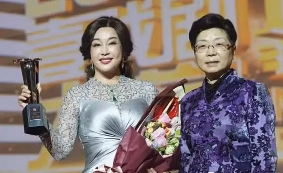 Tuy nhiên, nhìn tổng thể, chiếc vòng ngọc bích mà Lưu Hiểu Khánh đeo trên cổ khá cao cấp và chất lượng, đồng thời nó còn khiến toàn bộ bộ trang phục của cô trông sang trọng hơn. Là loại trang sức có giá trị cao, ngọc bích luôn được mệnh danh là vua của các loại ngọc trong những năm gần đây. Nó được nhiều phụ nữ ưa chuộng và trở thành một món đồ thời trang mới.