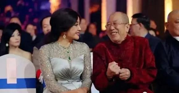 Cảnh tượng ngượng ngùng như vậy đã được nhiều cư dân mạng bàn tán, thậm chí có người còn bình luận: Đây là bức ảnh mà Lôi Cách Sinh ít muốn nhìn thấy nhất trong đời, và cũng là bức ảnh Lưu Hiểu Khánh muốn xóa nhất trong đời.