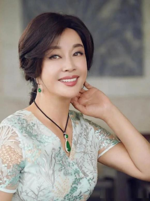 Nhưng dù là người nổi tiếng hay người bình thường, muốn trẻ lâu, trẻ mãi thì chỉ cần có một làn da đẹp và kiến thức mới là trang phục trẻ trung nhất.