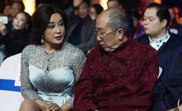  Lưu Hiểu Khánh 69 tuổi và diễn viên gạo cội Lôi Cách Sinh 88 tuổi đã lâu không gặp lại bỗng hội ngộ trong một sự kiện. Nhưng một cảnh tượng vô cùng ngượng ngùng đã xảy ra khi hai diễn viên kỳ cựu này ngồi cạnh nhau. Có lẽ vì chiếc váy xẻ tà cao của Lưu Hiểu Khánh quá gợi cảm và hở hang nên Lôi Cách Sinh bên cạnh không khỏi liếc nhìn. Không ngờ cảnh trực tiếp này đã bị ống kính truyền thông ghi lại.