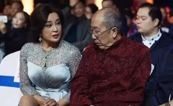  Lưu Hiểu Khánh 69 tuổi và diễn viên gạo cội Lôi Cách Sinh 88 tuổi đã lâu không gặp lại bỗng hội ngộ trong một sự kiện. Nhưng một cảnh tượng vô cùng ngượng ngùng đã xảy ra khi hai diễn viên kỳ cựu này ngồi cạnh nhau. Có lẽ vì chiếc váy xẻ tà cao của Lưu Hiểu Khánh quá gợi cảm và hở hang nên Lôi Cách Sinh bên cạnh không khỏi liếc nhìn. Không ngờ cảnh trực tiếp này đã bị ống kính truyền thông ghi lại.