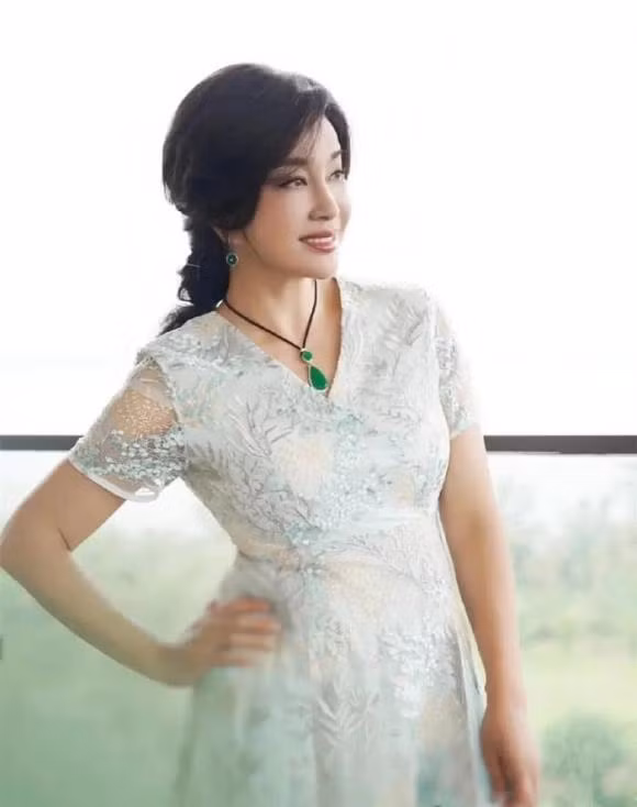  Cũng giống như bộ trang phục thời trang dưới đây của Lưu Hiểu Khánh, chiếc vòng cổ ngọc bích tương tự không chỉ có thể kết hợp với váy dài gợi cảm mà còn có thể kết hợp với váy ngắn đời thường để tạo nên nét nữ tính khác lạ. Khi đeo khuyên tai bằng ngọc, cô ấy có một cảm giác kiêu hãnh tự nhiên. Người ta nói rằng ngọc đẹp nuôi dưỡng con người, và điều này có vẻ đúng.