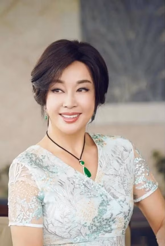 Khác với bộ váy dài quá gợi cảm và lòe loẹt trước đây, bộ váy không lộ eo hay ngực của Lưu Hiểu Khánh lại dè dặt và phù hợp hơn. Nó thanh lịch và trang nhã. Phụ nữ có chiều cao khiêm tốn cũng có thể học hỏi như Lưu Hiểu Khánh, mang một đôi giày thể thao đế dày để trông cao và thon thả hơn. Kiểu dáng giày được thiết kế cao này không chỉ giúp kéo dài hình dáng cơ thể và tăng chiều cao một cách trực quan.