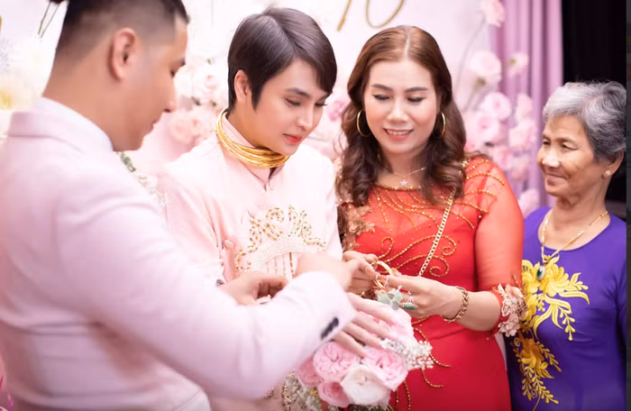 Nang dau chuyen gioi chinh phuc me chong bang vang, me tang xe SH-Hinh-2