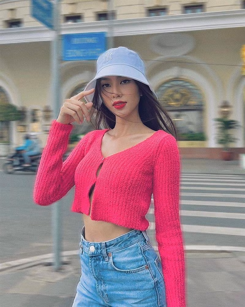 Chiếc áo croptop tông màu hồng choé kén người mặc cũng được Thùy Tiên diện một cách sành điệu