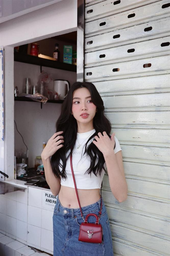 ự tin với body nên có thể nói, áo croptop là trang phục được ưa chuộng của Thùy Tiên. Được biết, người đẹp sinh năm 1998 duy trì số đo ba vòng 85-58-94 cm cùng chiều cao 1m71.
