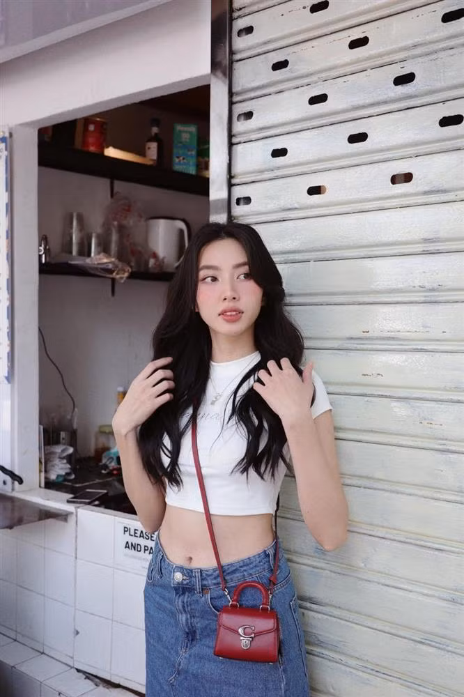 Tự tin với body nên có thể nói, áo croptop là trang phục được ưa chuộng của Thùy Tiên. Được biết, người đẹp sinh năm 1998 duy trì số đo ba vòng 85-58-94 cm cùng chiều cao 1m71.