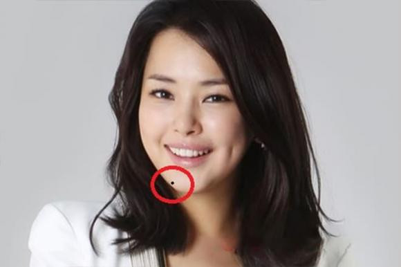  7. Sở hữu nốt ruồi ở bên dưới cằm trái: Trong tử vi phong thủy, cằm tượng trưng cho tài lộc, được gọi là Địa cách. Trong nhân tướng học, cằm còn là khu vực đại diện cho cung Điền trạch, tức là phần lộc về điền sản, đất đai.
