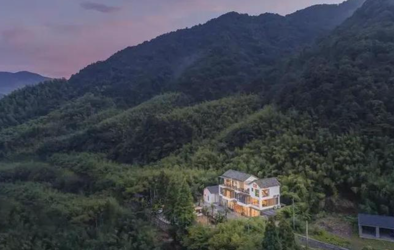 Chan pho, 6 thanh nien bo viec luong cao len nui dung “biet phu“-Hinh-9