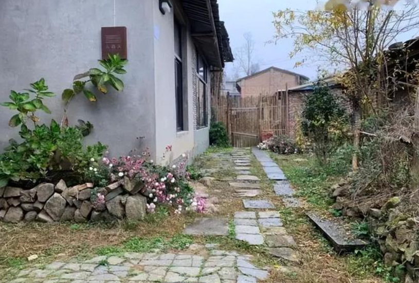 Chan pho, 6 thanh nien bo viec luong cao len nui dung “biet phu“-Hinh-5