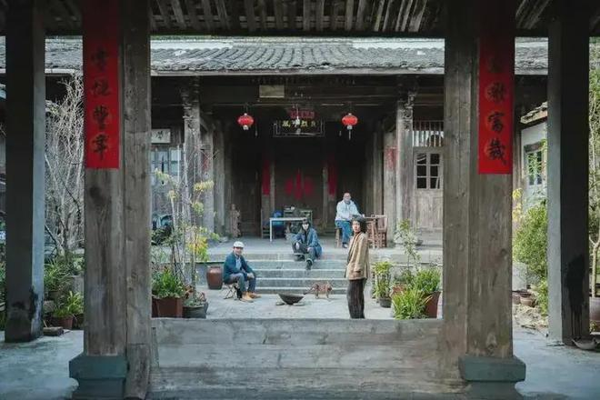 Chan pho, 6 thanh nien bo viec luong cao len nui dung “biet phu“-Hinh-2