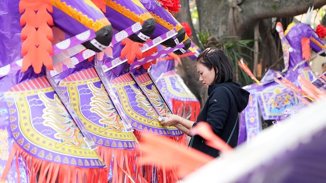 Bên cạnh đó, người dân còn bán thêm cỗ ngựa tím, quần áo, hia, mũ... cho du khách nếu có nhu cầu.