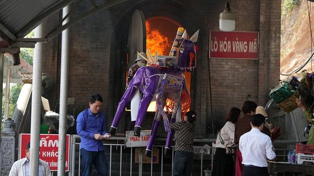 Vào đền ngày 16/7 là những hoạt động chương trình văn nghệ được tổ chức để cho du khách được thưởng lãm, đến sáng ngày 17/7 Âm lịch sẽ là hoạt động chính của đền Bảo Hà bao gồm rước kiệu và lễ hội đường phố.