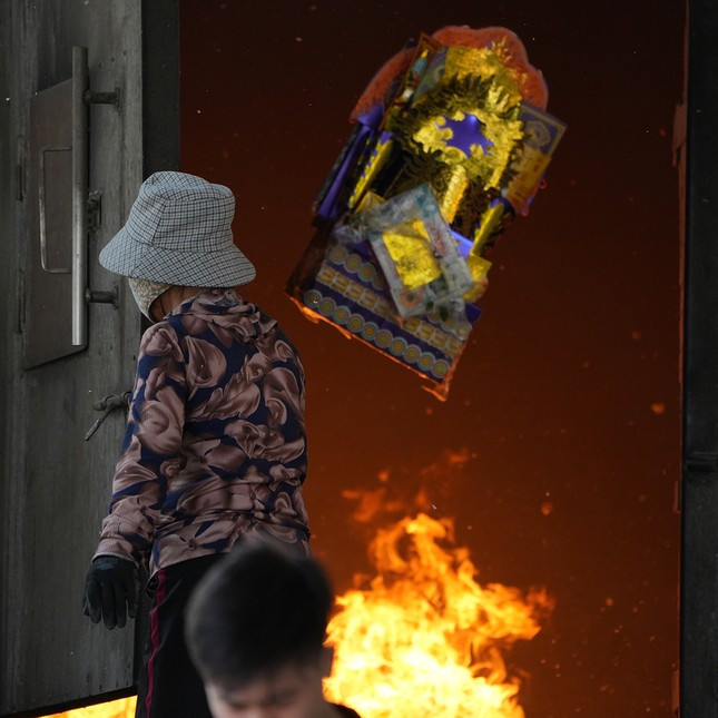 Ngoài thời điểm đầu năm, du khách còn có thể đến đền Bảo Hà vào ngày 17 tháng 7 Âm lịch hàng năm. Đây là một trong những lễ hội lớn tại đền Bảo Hà, là ngày giỗ của ông Hoàng Bảy lễ hội được bắt đầu từ ngày 15 tháng 7 âm lịch kéo dài từ 18h đến đêm khuya (khoảng thời gian này sẽ tổ chức một vài nghi lễ như thả đèn hoa đăng, tế thần hay cầu lễ an).