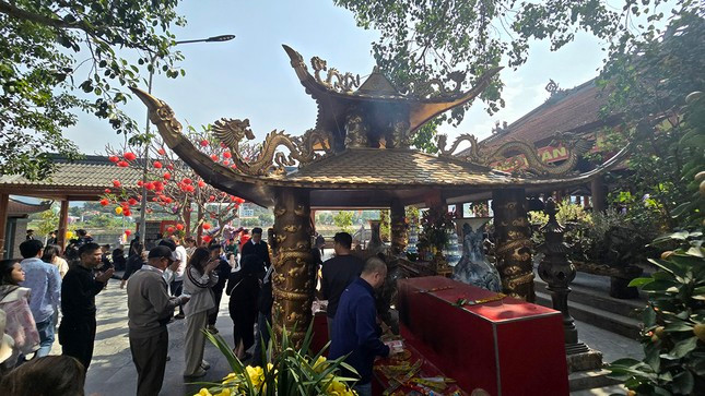 Dịp đầu xuân năm mới, việc đi lễ đền chùa cầu bình an, hạnh phúc, mưa thuận gió hòa đã trở thành phong tục tập quán không thể thiếu trong phần lớn suy nghĩ của người dân Việt.