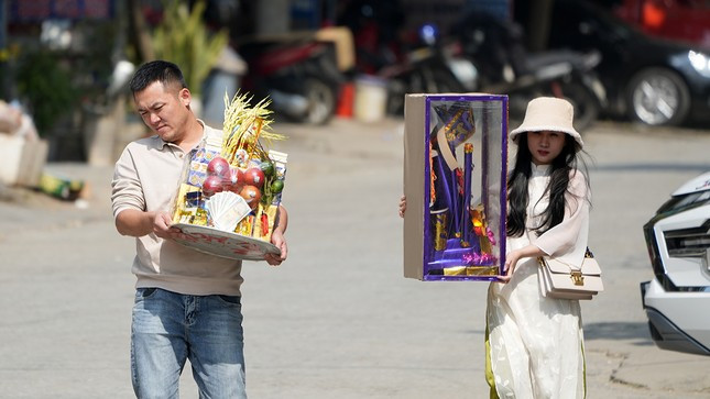 Cũng bởi nổi tiếng vì linh thiêng, ngay trong những ngày đầu năm mới, người dân địa phương cùng du khách thập phương đã tìm về đền Bảo Hà để xin lộc đầu năm.
