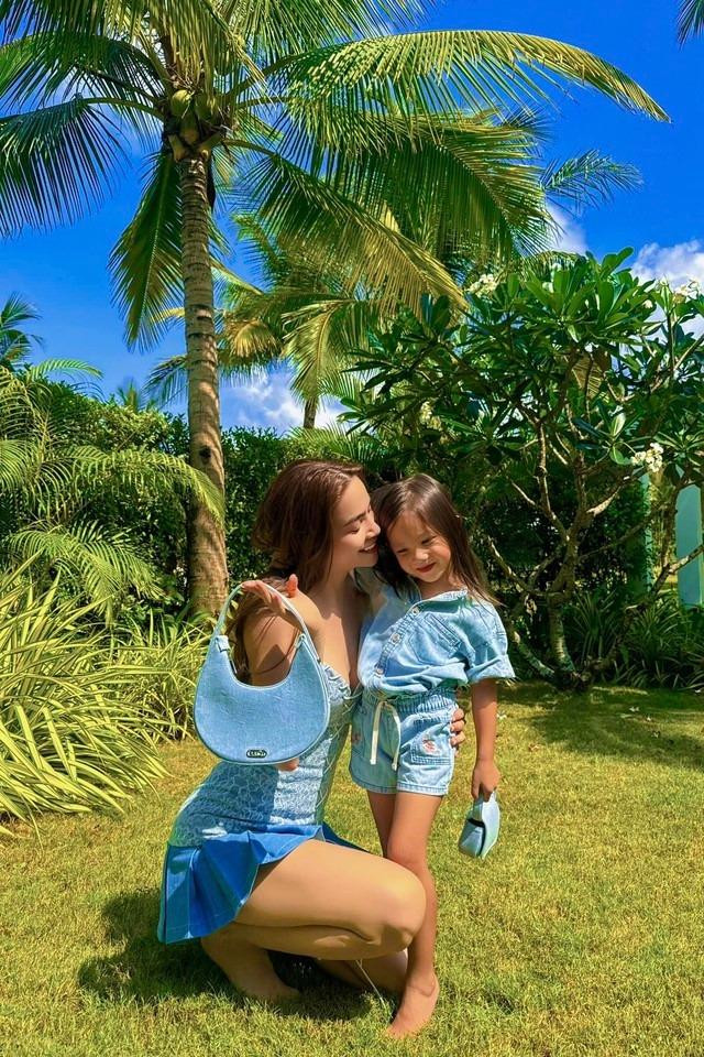 ự đồng điệu khiến hai mẹ con nữ ca sĩ tăng thêm sự sành điệu cho set đồ.