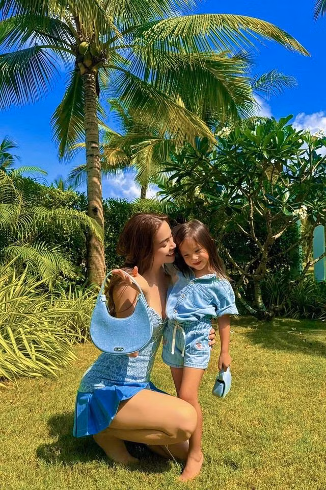 Sự đồng điệu khiến hai mẹ con nữ ca sĩ tăng thêm sự sành điệu cho set đồ.