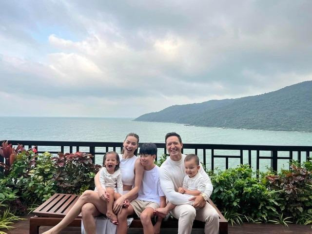 one trắng cũng là màu yêu thích và thường xuyên được gia đình Hồ Ngọc Hà - Kim Lý kết hợp cùng nhau.