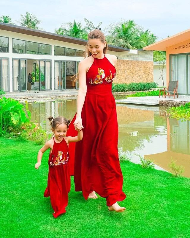 isa vô cùng đáng yêu khi diện kiểu váy yếm hai dây như mẹ.